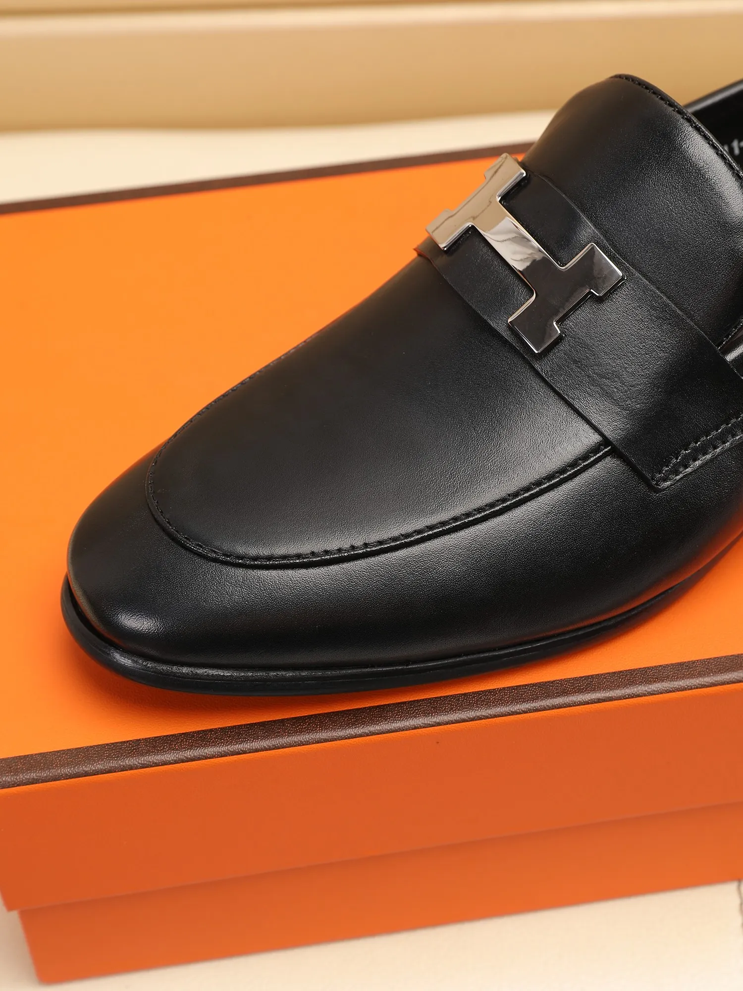 Factory price 460💶[HERMES] (cowhide lining)🍀Italian top luxury🍀He does not pursue novel styles and gorgeous colors, but attracts the favor of successful men with his flawless, elegant and classic style! This very, very comfortable, simple and stable style makes it easy to match any style! The pattern is absolutely 1:1 refined from the original case, and we strive for excellence in materials, imported cowhide + cowhide lining💪💪💪extraordinary texture👍! .Code number: 39 to 44 (38.4546 customized)